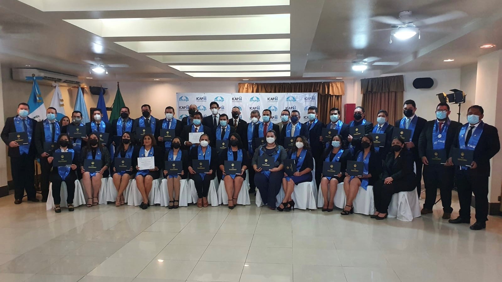 49 estudiantes guatemaltecos se gradúan de la Maestría en Gerencia Pública en Petén